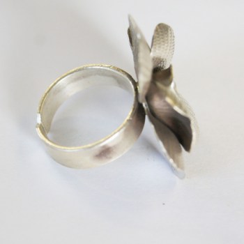 Zilveren ring met grote bloem verstelbaar